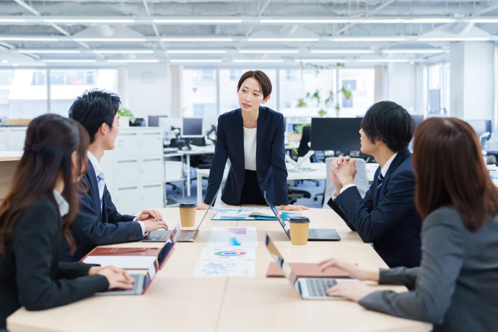 稼働半年後に問い合わせが激減し安定運用に至ったことを示すイメージ写真